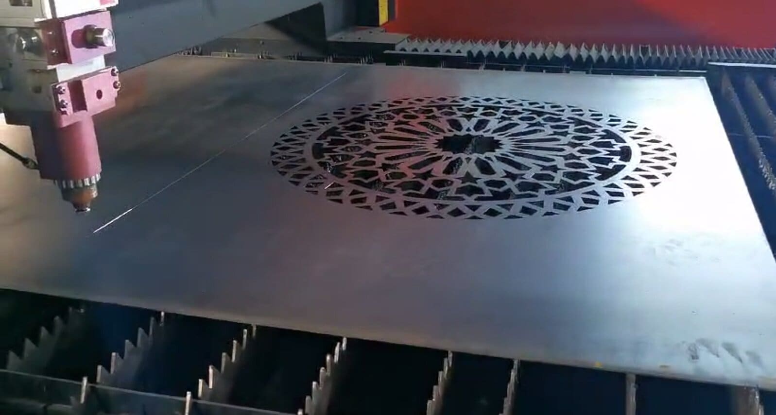 Circular pattern cut in metal sheet